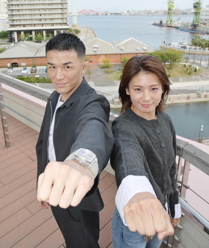 　大会をＰＲする萩原京平（左）とケイト・ロータス＝１０月