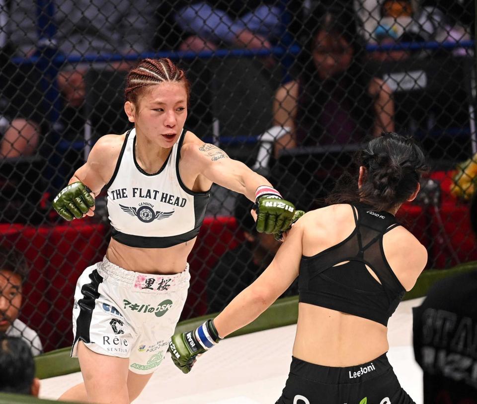 　３Ｒ、イ・ボミ（右）を攻めるケイト・ロータス＝１１月