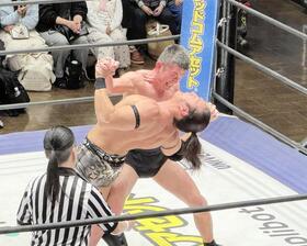 　青木真也（奥）と手四つで力比べをする竹下幸之介