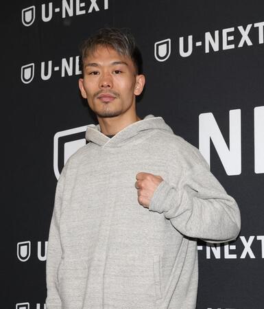 こぶしを握る堤聖也＝東京・江古田のＤＡＮＧＡＮ　ＧＹＭ（撮影・佐々木彰尚）