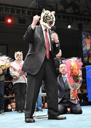 　挨拶をする初代タイガーマスク