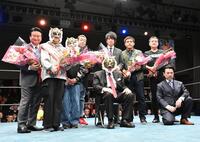 　集合写真におさまる初代タイガーマスク（中央）たち