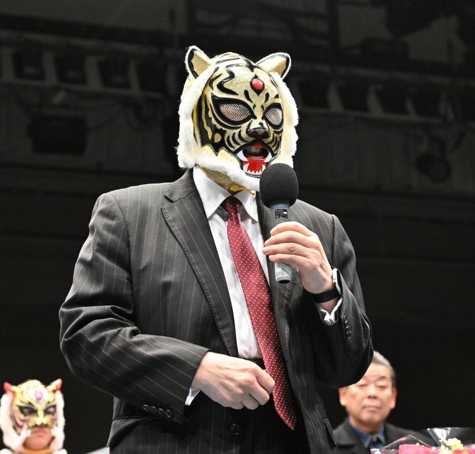 　挨拶をする初代タイガーマスク