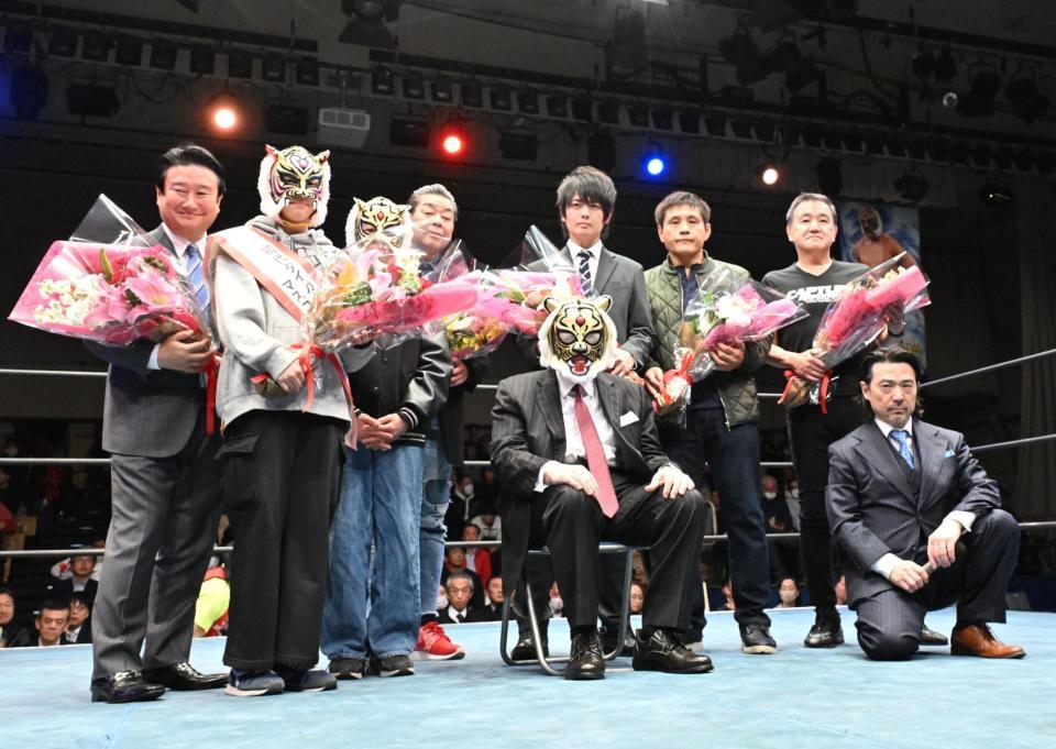 　集合写真におさまる初代タイガーマスク（中央）たち