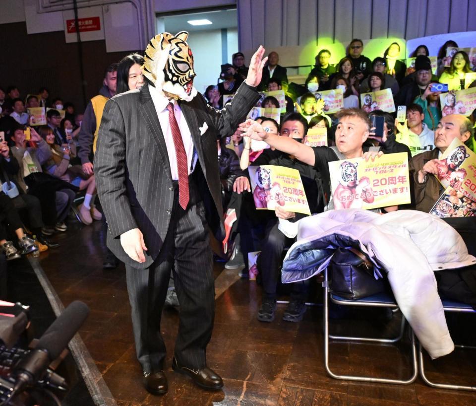 　入場する初代タイガーマスク
