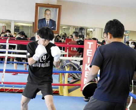 　ミット打ちで汗を流す高見亨介