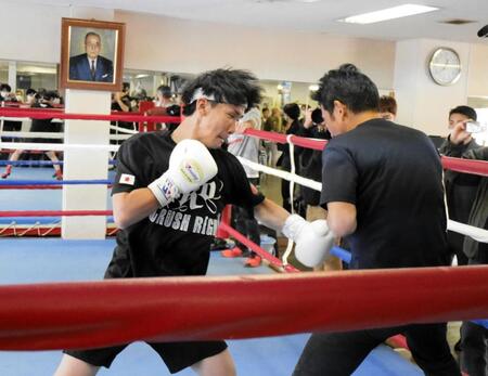 　力強いミット打ちで汗を流す高見亨介