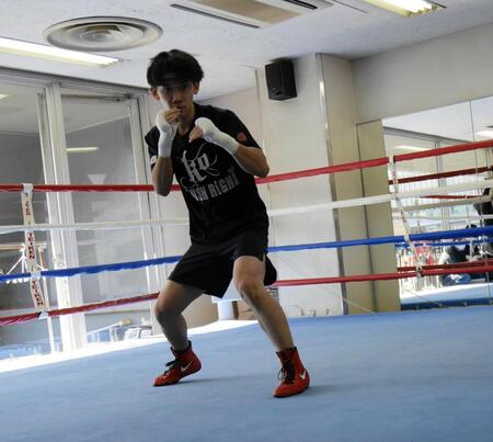 　シャドーで汗を流す高見亨介