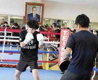 　ミット打ちで汗を流す高見亨介