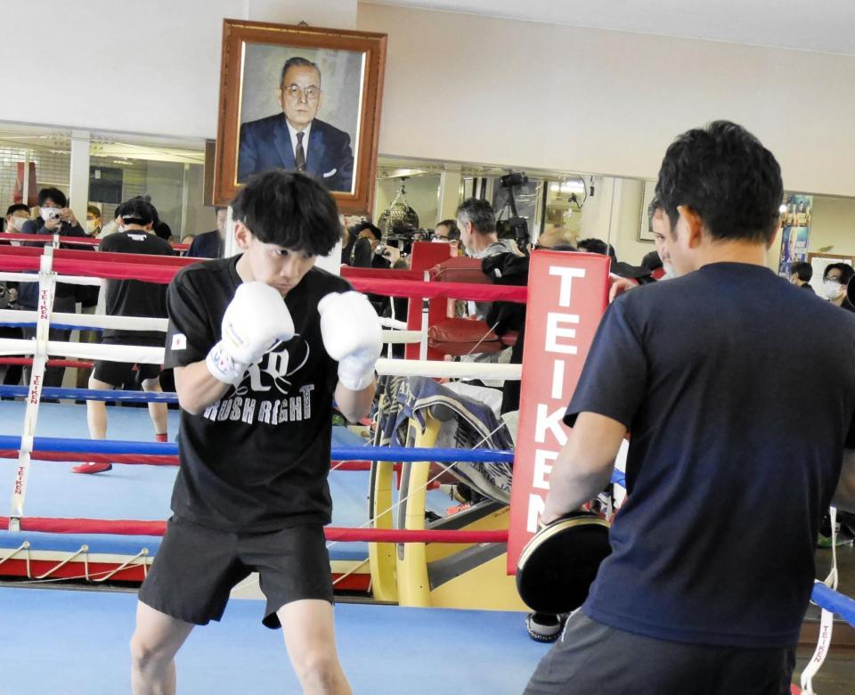 　ミット打ちで汗を流す高見亨介