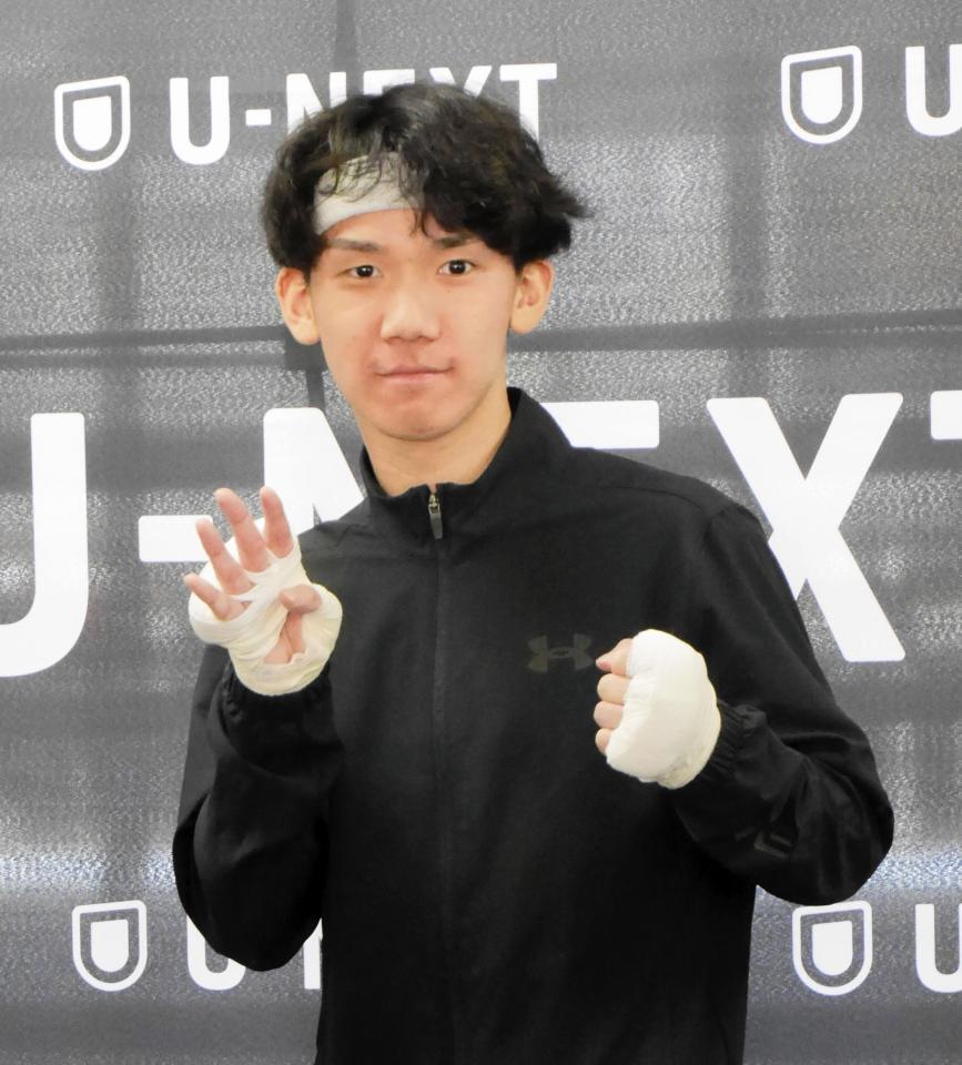 　右手で「４回ＫＯ」の意気込みを示す高見亨介