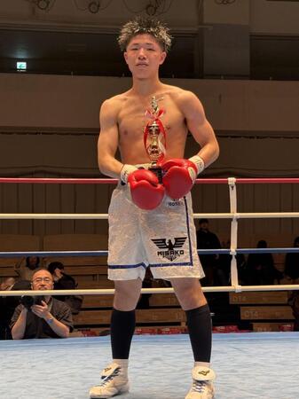 佐藤祐　涙の判定勝利　２３年東日本新人王が５連勝中の齋藤と打ち合い　デイリースポーツ後援ボクシング