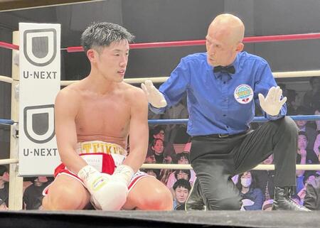 　頭同士でバッティングし転倒後、レフェリーから休憩を促される藤田健児（左）