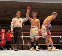 　判定勝ちした佐藤祐（中央）