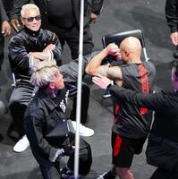 　オーディションで乱闘するシェンロン（左）と内藤裕（右）、見守る田中雄士