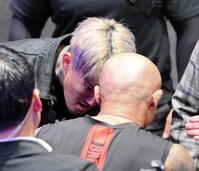 　額を合わせるシェンロン（奥）と内藤裕