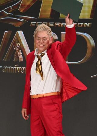 【写真】「伝説の12・7キロ計量オーバー」前年も因縁が ギャビ・ガルシアとにらみ合う神取忍