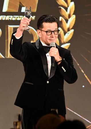 　乾杯の音頭をとる榊原ＣＥＯ（撮影・持木克友）