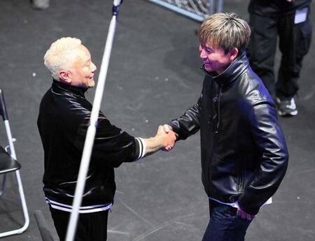 　対戦が決まり握手する田中雄士（左）と萩原裕介