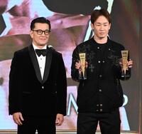 　ＭＶＰ受賞の朝倉未来（右）とプレゼンターの榊原ＣＥＯ（撮影・持木克友）