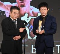 　ＢＥＳＴ　ｂｏｕｔ受賞の斎藤裕（右）とプレゼンターの佐伯繁（撮影・持木克友）