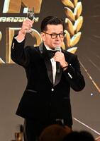 　乾杯の音頭をとる榊原ＣＥＯ（撮影・持木克友）