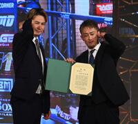 　ＢＥＳＴ　ｍｏｍｅｎｔ受賞の梅野源治（右）とプレゼンターのＪＯＹ（撮影・持木克友）