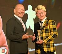 　ＢＥＳＴ　ＫＯ賞の鈴木千裕（右）＝撮影・持木克友