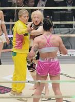 　ギャビ・ガルシア（手前）とにらみ合う神取忍（左）＝１６年１２月