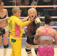 　ギャビ・ガルシア（右）とにらみ合う神取忍（左）と堀田祐美子＝１６年１２月