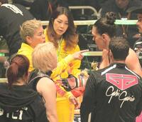 　ギャビ・ガルシア（右）とにらみ合う神取忍（左）＝１６年１２月