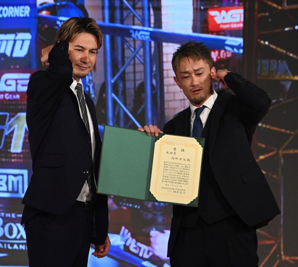 　ＢＥＳＴ　ｍｏｍｅｎｔ受賞の梅野源治（右）とプレゼンターのＪＯＹ（撮影・持木克友）