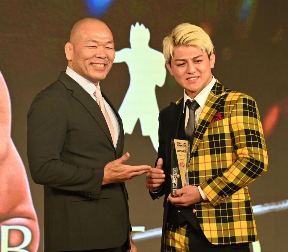 　ＢＥＳＴ　ＫＯ賞の鈴木千裕（右）＝撮影・持木克友