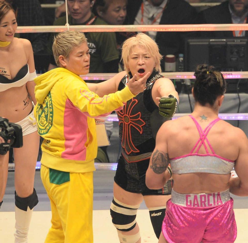 　ギャビ・ガルシア（右）とにらみ合う神取忍（左）と堀田祐美子＝１６年１２月