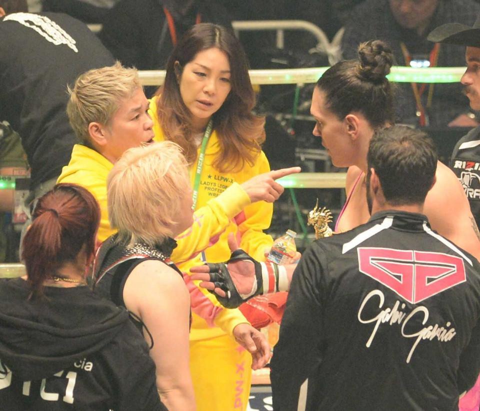 　ギャビ・ガルシア（右）とにらみ合う神取忍（左）＝１６年１２月