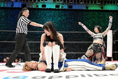 　失神した桐生真弥に座ってフォールを奪う中山夏月姫＝提供写真