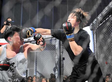 　スパーリングで部長マッチョ（左）にパンチを見舞う溝口勇児ＣＯＯ（右）