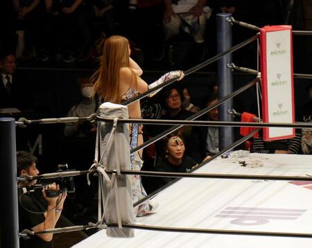 　試合中はセコンドを務めたフワちゃん