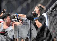 　スパーリングで部長マッチョ（左）にパンチを見舞う溝口勇児ＣＯＯ（右）