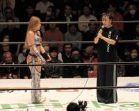 　リング上で葉月（左）に対戦要求するフワちゃん