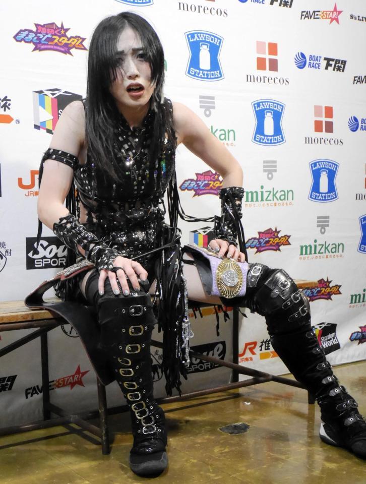 　バックステージでコメントを出す上谷沙弥