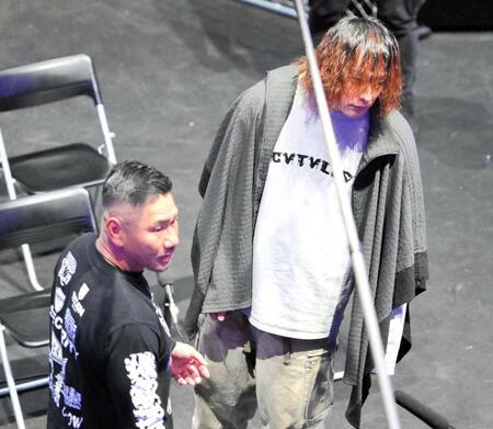 　対戦が決まった長谷川拓也（手前）と舞杞維沙耶（奥）　