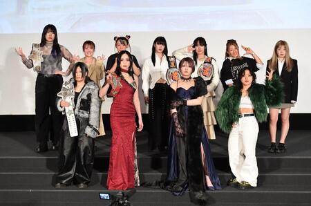 　公開会見を行ったフワちゃん（後列左から３人目）らスターダムの選手たち（撮影・開出牧）