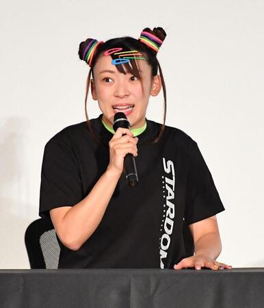 　公開会見で意気込みを語るフワちゃん（撮影・開出牧）