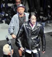 　対戦が決まった瓜田純士（手前）と内藤裕（奥）