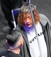 　長谷川拓也（手前）をにらみつける舞杞維沙耶（奥）　