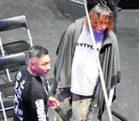 　対戦が決まった長谷川拓也（手前）と舞杞維沙耶（奥）　