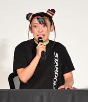　公開会見で意気込みを語るフワちゃん（撮影・開出牧）