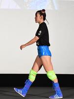 　公開会見に登場したフワちゃん（撮影・開出牧）