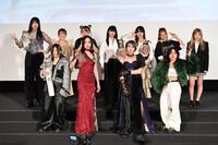 　公開会見を行ったフワちゃん（後列左から３人目）らスターダムの選手たち（撮影・開出牧）